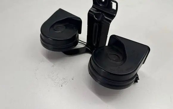 Ford Explorer V Horn signal GB5Z13832B E3007042 GB5Z13832A