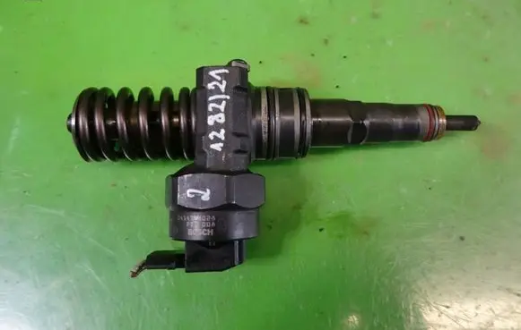 Volkswagen PASSAT B5.5 Fuel injector 038130073AA