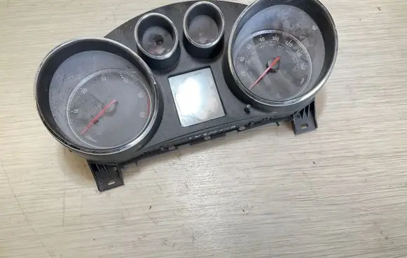 Opel Insignia A Speedometer (instrument cluster) 13333351