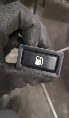 Toyota Avensis T250 Fuel tank opening switch 156795