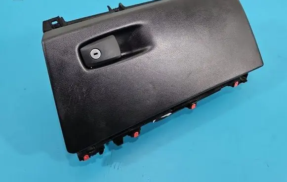 Glove box