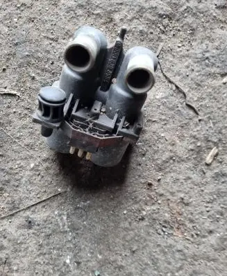 Mercedes-Benz E W124 Coolant heater control valve 0008306584