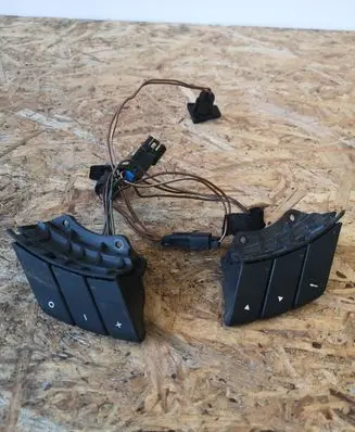 Steering wheel buttons/switches
