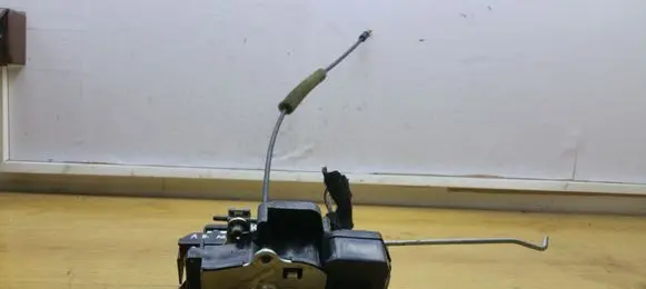Opel Antara Front door lock A046818