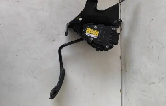 Opel Vivaro Accelerator throttle pedal 8200289176 93851978 6PV00811933