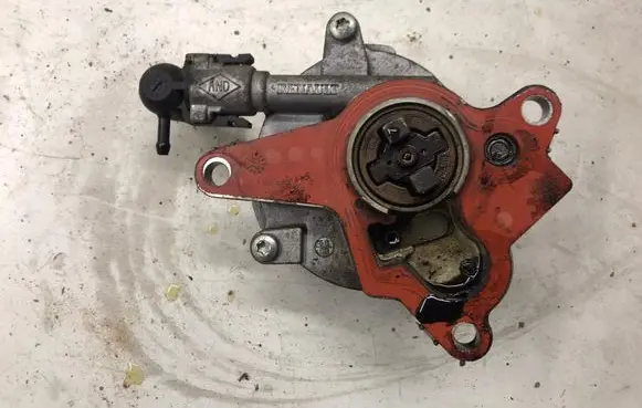 Nissan X-Trail T31 Vacuum pump 8200472458