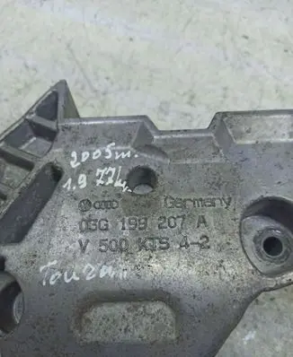 Volkswagen Touran I Engine mounting bracket 03G199207A