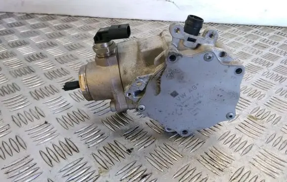 Volkswagen Golf VII Vacuum pump 06L145100F