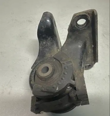 Mazda 6 Engine mount bracket