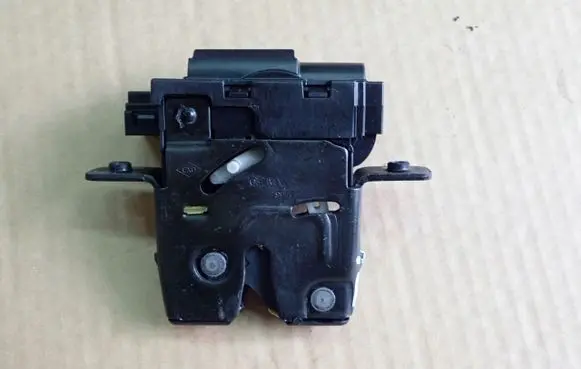 Nissan Primera Tailgate/trunk/boot lock/catch/latch 