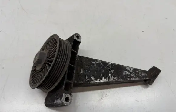 Engine mounting bracket