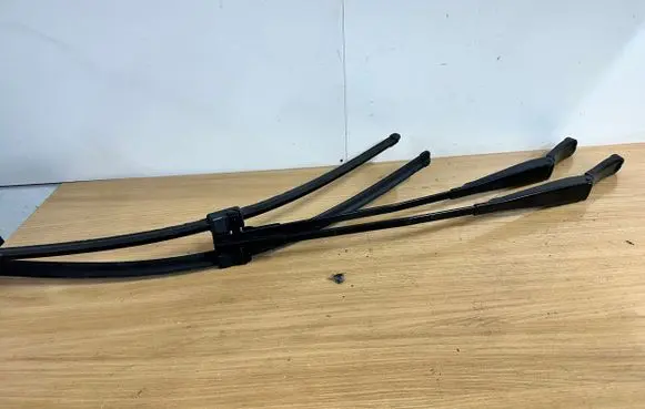 Volkswagen Golf Plus Front wiper blade arm 5M0955409C 5M0955410C