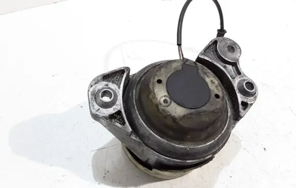 Mercedes-Benz C W205 Engine mount bracket