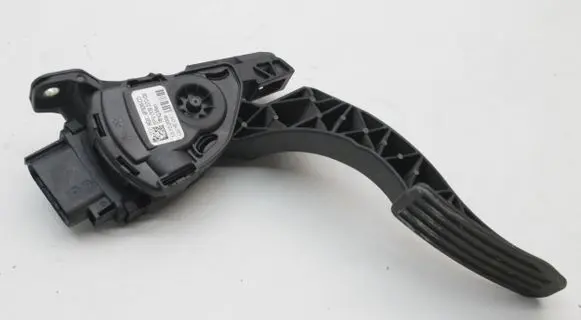 Volvo V70 Accelerator throttle pedal 6G929F836CD