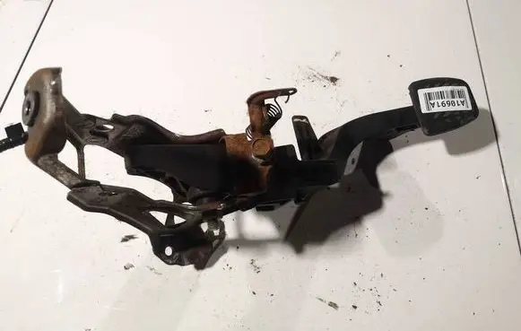 Toyota Yaris Brake pedal 