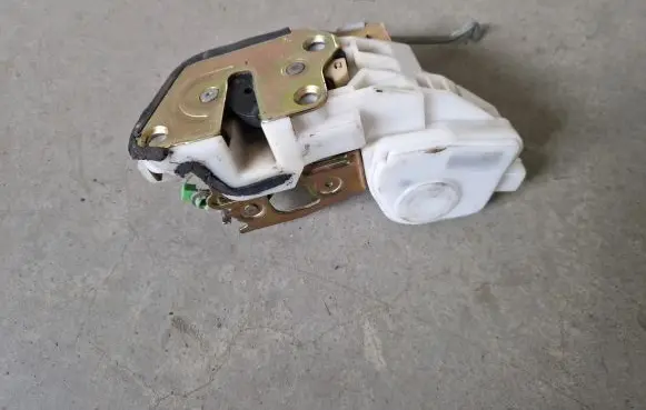 Mitsubishi Pajero Sport I Front door lock