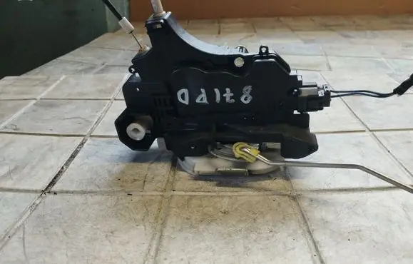Mitsubishi Colt Front door lock