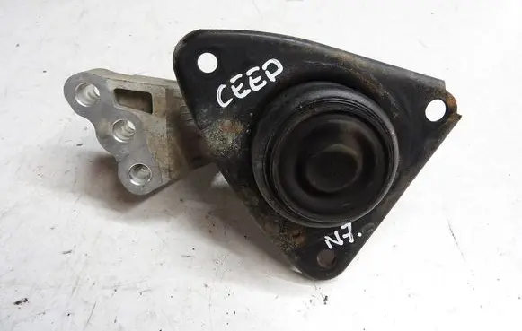 Engine mounting bracket