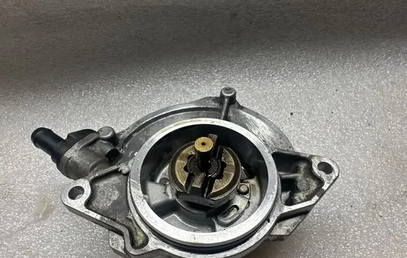 Volkswagen Touareg I Vacuum pump 057145100AE