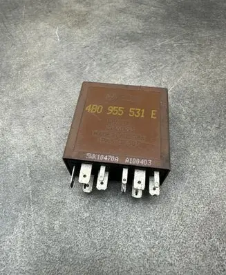 Volkswagen Golf IV Window wiper relay 4B0955531E A100403 5WK10470A