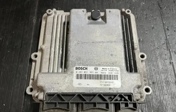 Opel Vivaro Engine control unit/module 237103984R 237105202R 0281031363