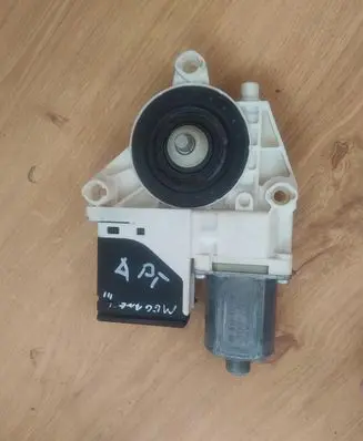 Renault Megane III Rear door window regulator motor 827306548R