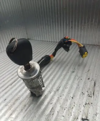 Renault Scenic I Ignition lock 9011121