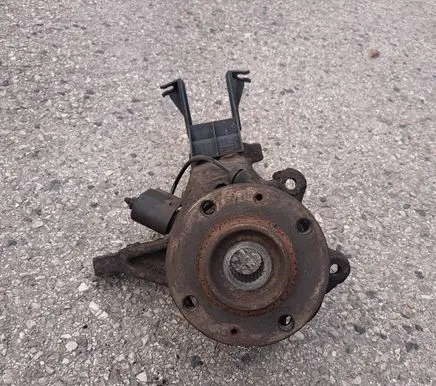 Front wheel hub spindle knuckle