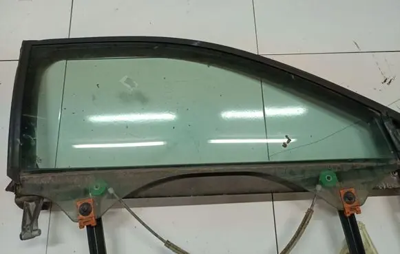 Audi A3 S3 8P Front door window glass four-door