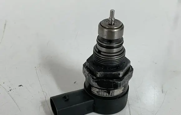 Mercedes-Benz CLK A208 C208 Fuel pressure regulator 1111501075