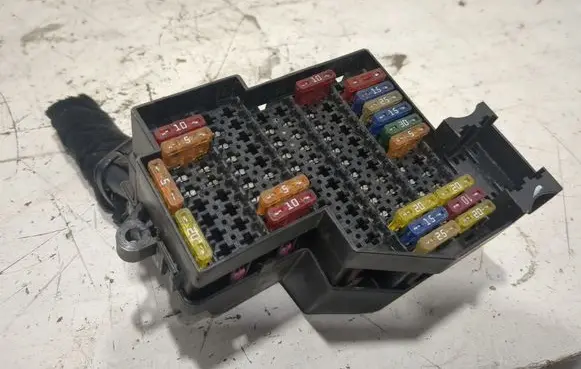 Volkswagen Touareg I Fuse module 7L0941828 7L0941824