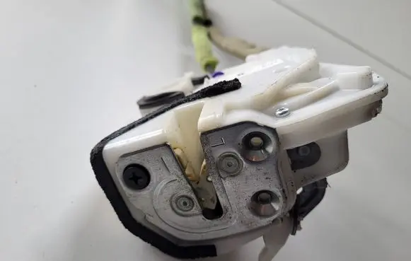 Mazda 3 III Front door lock