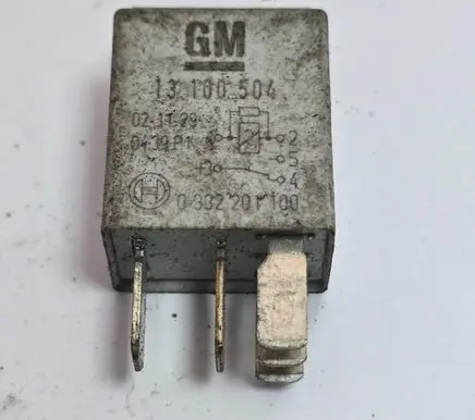 Opel Astra H Other relay 13100504 0332201100