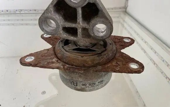 Opel Zafira A Engine mount bracket 90538543 90575456