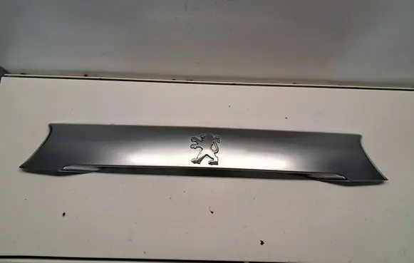 Trunk door license plate light bar