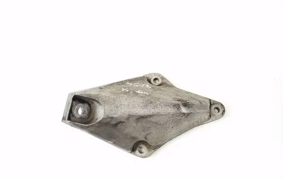 Engine mounting bracket