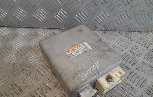 Toyota Avensis T270 Steering rack control module 8965005090
