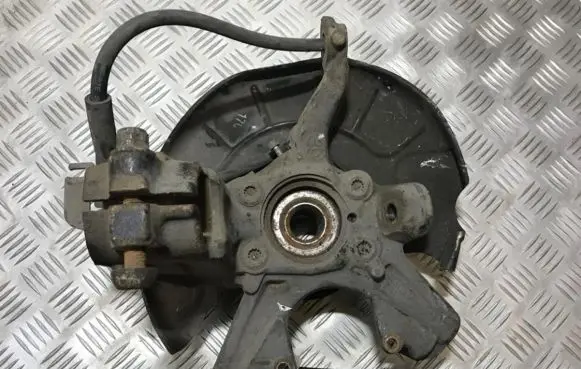 Volkswagen Golf V Front wheel hub