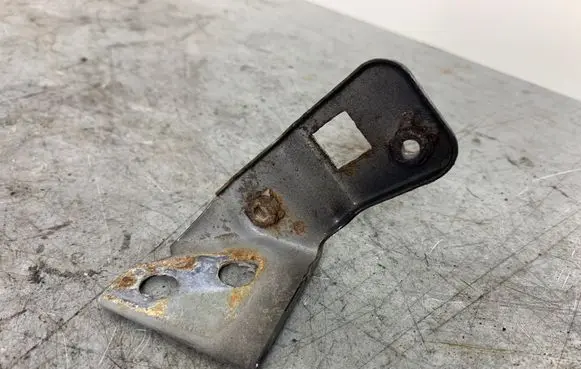 Fender mounting bracket