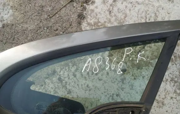 Peugeot 307 Front door vent window glass four-door 