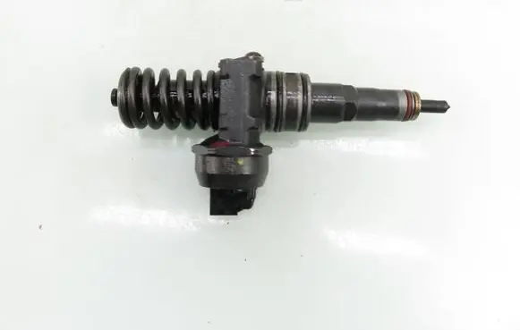Volkswagen Golf V Fuel injector 0414720215 038130073AG