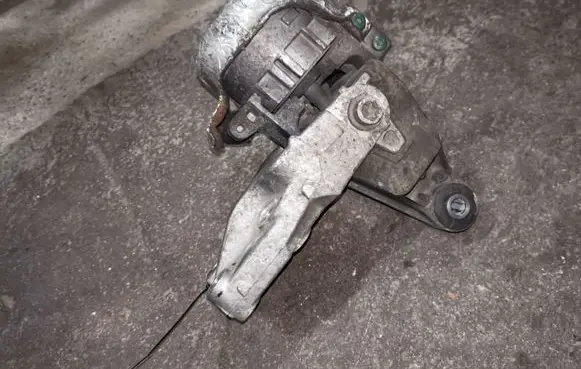 Peugeot 407 Engine mounting bracket 9646119980