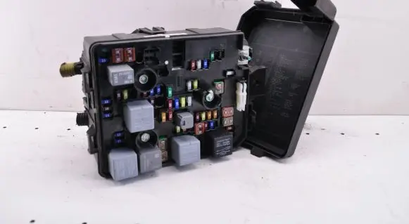 Opel Mokka X Relay mounting block 42397194