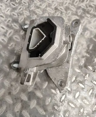 Opel Vivaro Engine mount bracket 9826533880