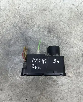 Volkswagen PASSAT B4 Central locking vacuum pump 1H0962257G