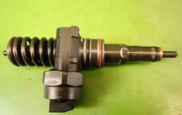 Volkswagen PASSAT B5 Fuel injector 0414720007 038130073F