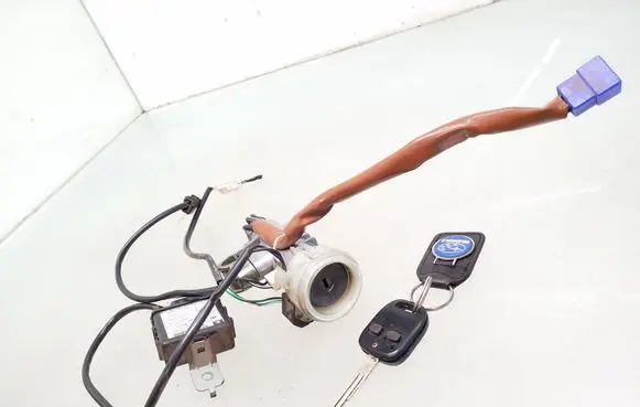 Subaru Forester SF Ignition lock 88215AE010 88205AE000