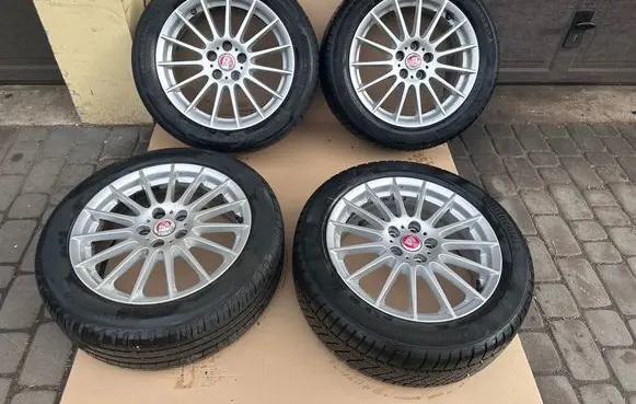 Jaguar XE R17 alloy rim 
