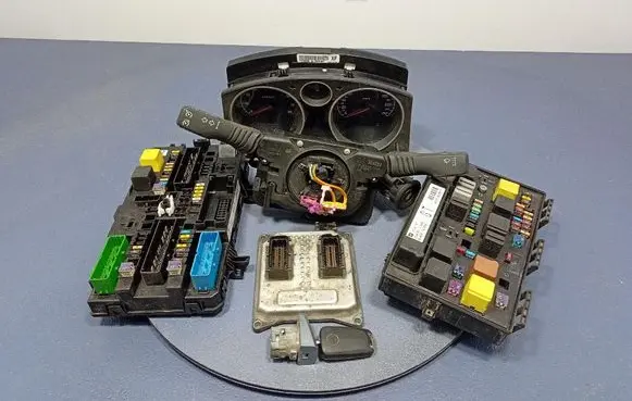Opel Zafira B Engine control unit/module ECU 12992406