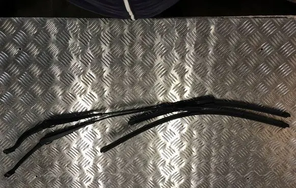 Porsche Macan (95B) Front wiper blade arm RAMIONA6